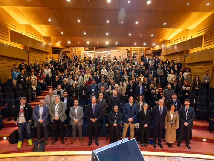 Foto oficial grupal de asistentes a la JCCS 2026 en el auditorio.