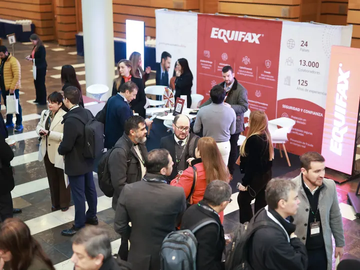 Área de encuentro y stands durante la Jornada.