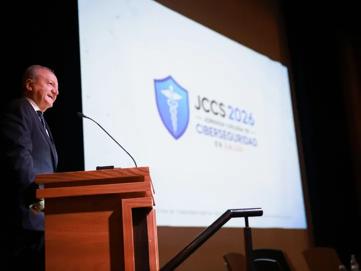 Marco Antonio Álvarez dando la bienvenida desde el escenario de la JCCS 2026.