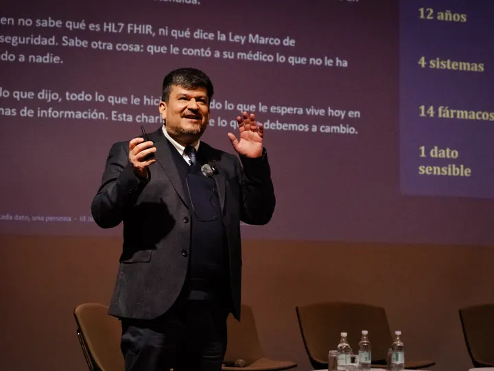 Charla del Dr. José Fernández de Rayen Salud.