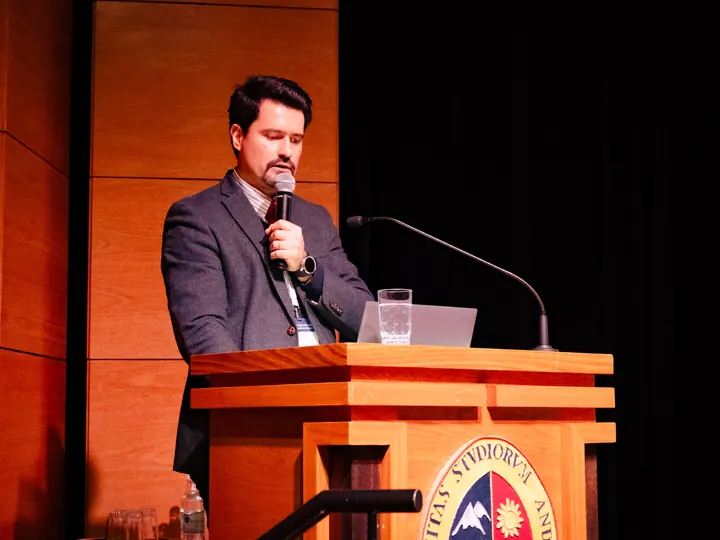 Claudio Álvarez dirigiéndose al público durante el Cierre Estratégico.