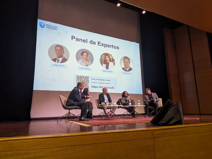 Panel de expertos con Felipe Harboe, Lorena Donoso, Jocelyn Arteaga y Javier Mora, moderado por Pablo Antillanca.