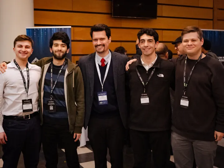 Estudiantes de Ingeniería Civil en Ciencias de la Computación UANDES junto con Claudio Álvarez..