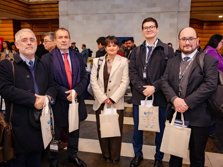 Asistentes a la jornada reunidos en el espacio de sponsors y coffee break.