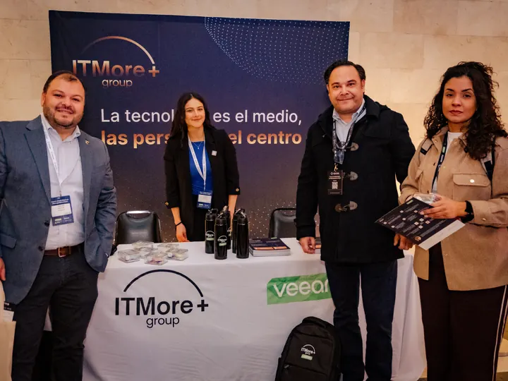 Cristián Donaire y asistentes en stand de ITMore Group y Veeam.