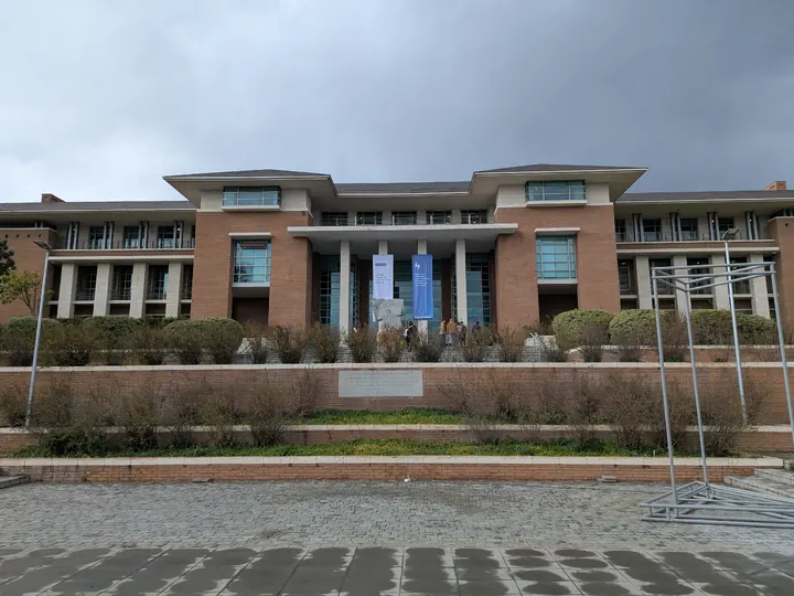 Vista exterior de la Biblioteca UANDES, sede de la JCCS 2026.