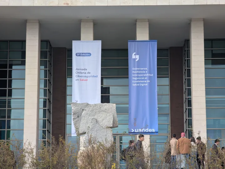 Acceso principal a la Biblioteca UANDES, sede de la JCCS 2026.